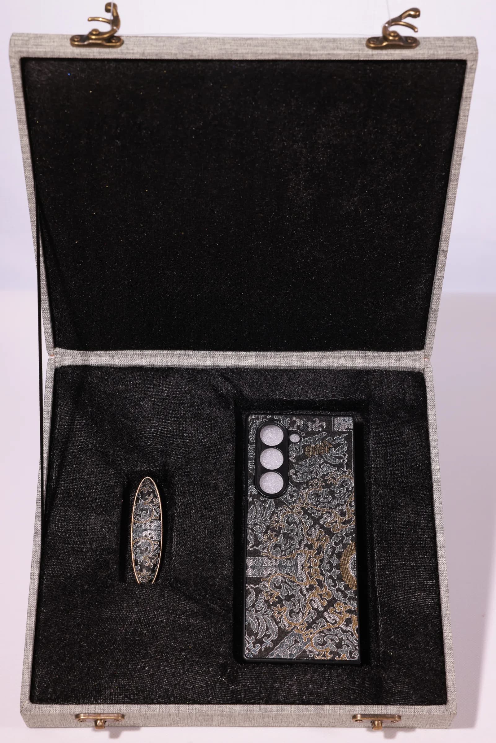 Black Eightfold Medallion Gift Set